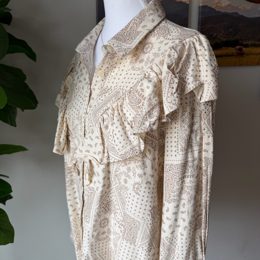 Southern Grace Wimen’s Beige Paisley Shirt